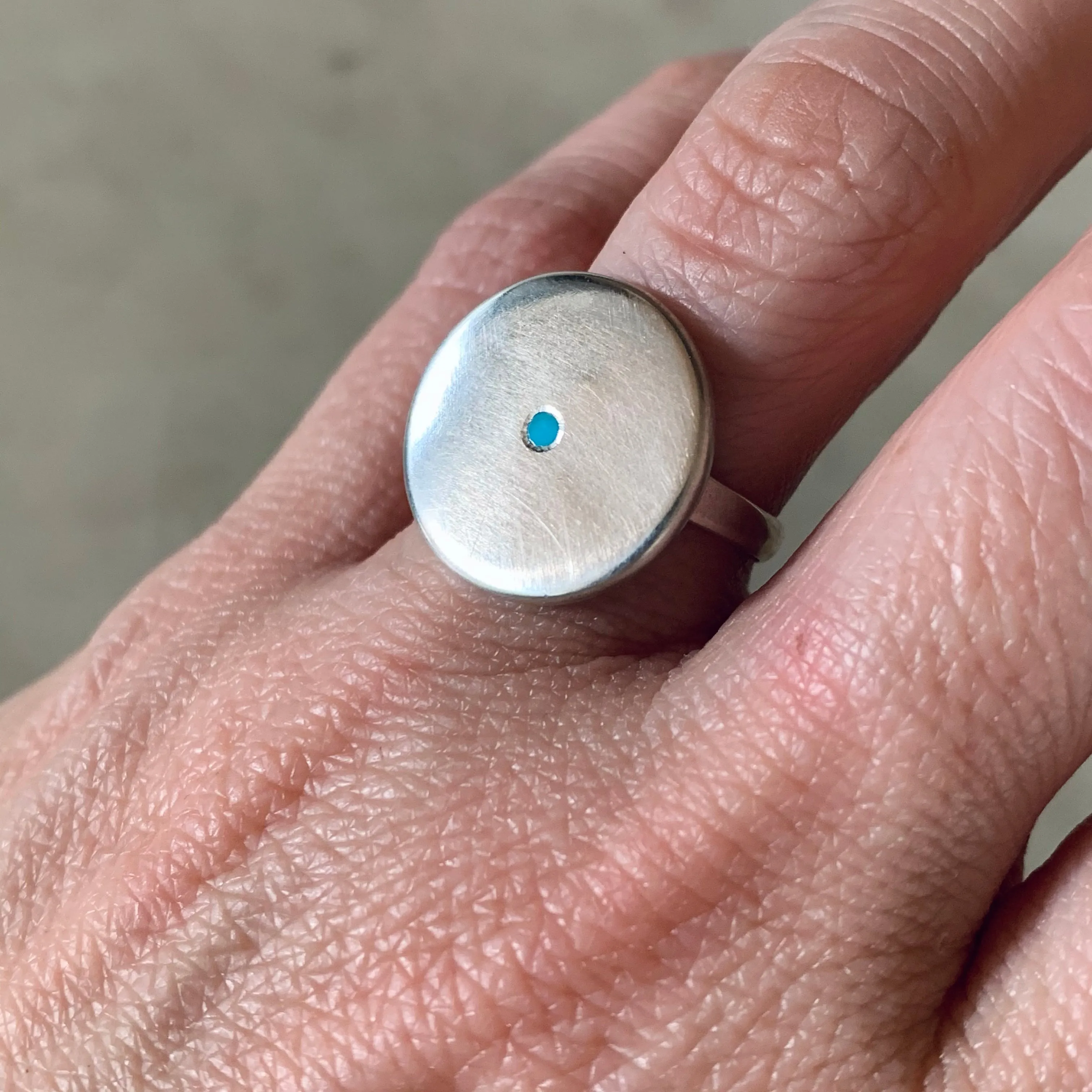 MINIMAL CIRCLE STONE RING