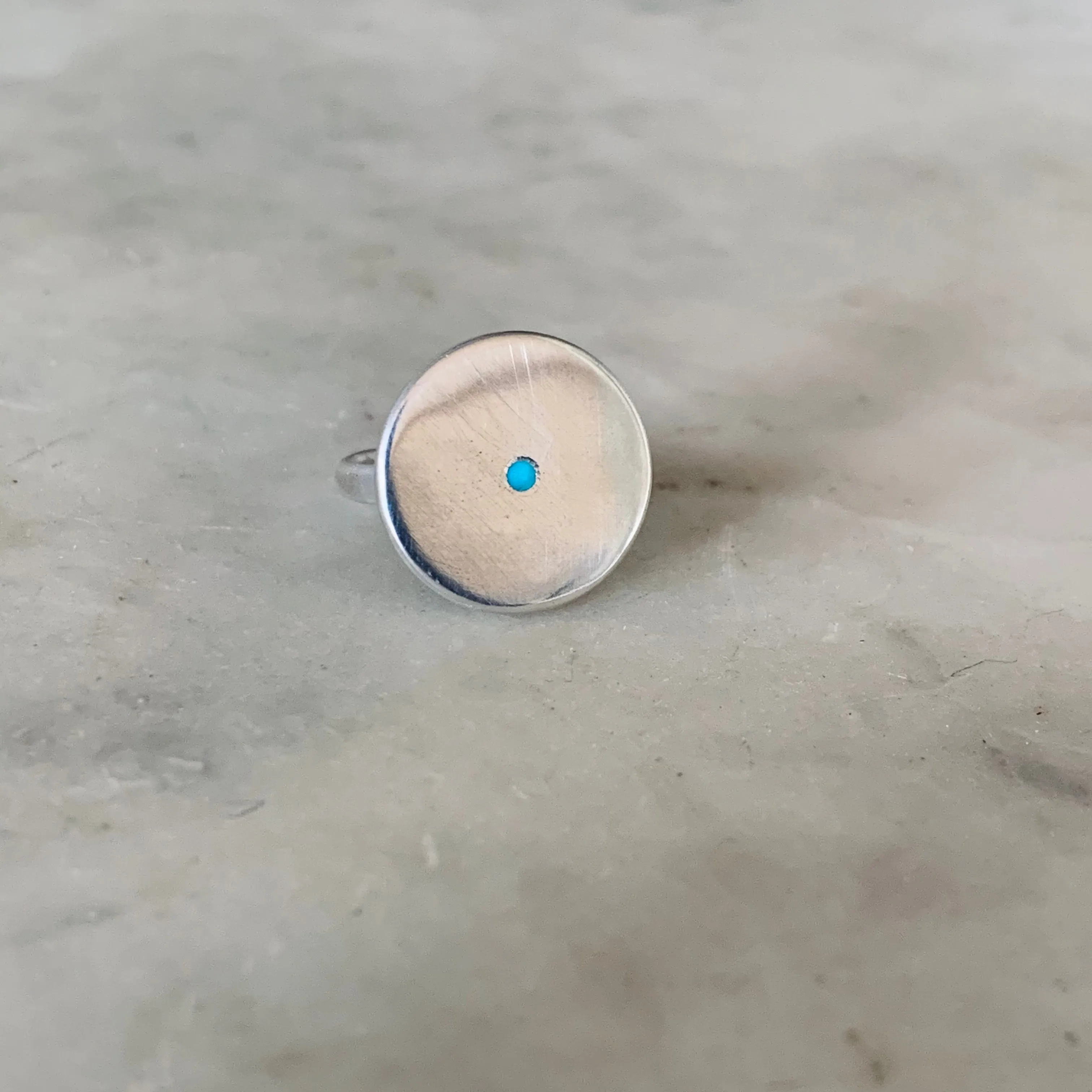 MINIMAL CIRCLE STONE RING