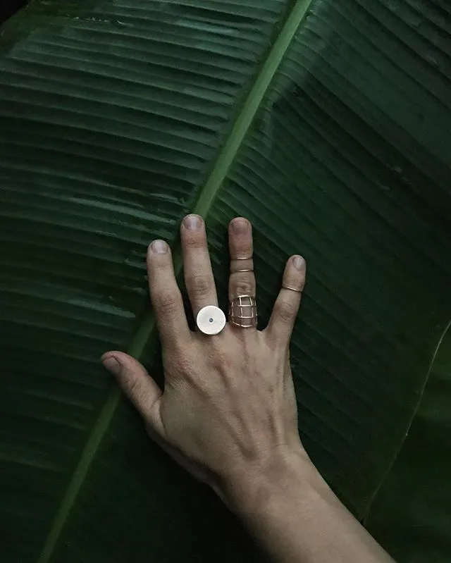 MINIMAL CIRCLE STONE RING