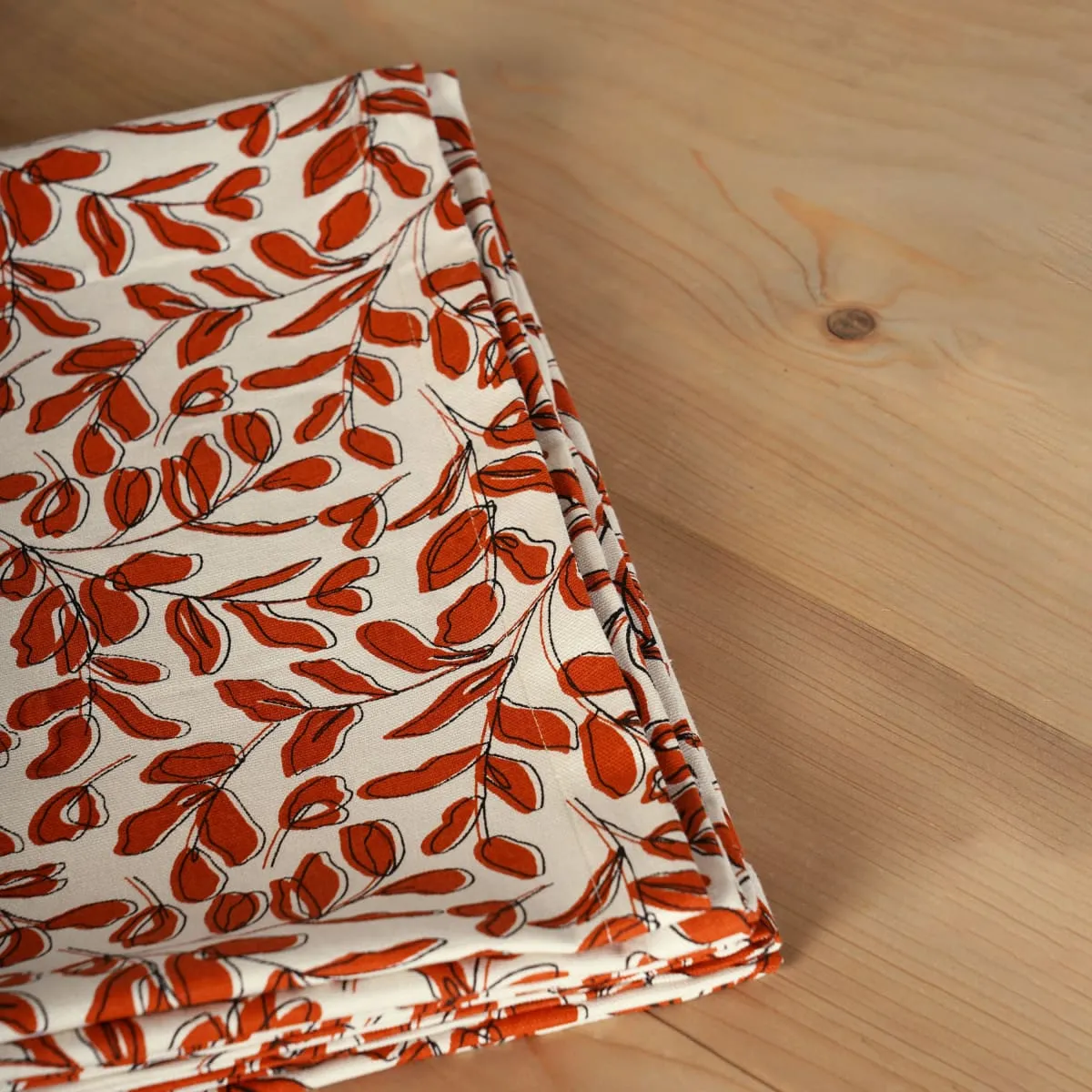 MODERN RETRO – Terracotta cotton table cloth with leaf print