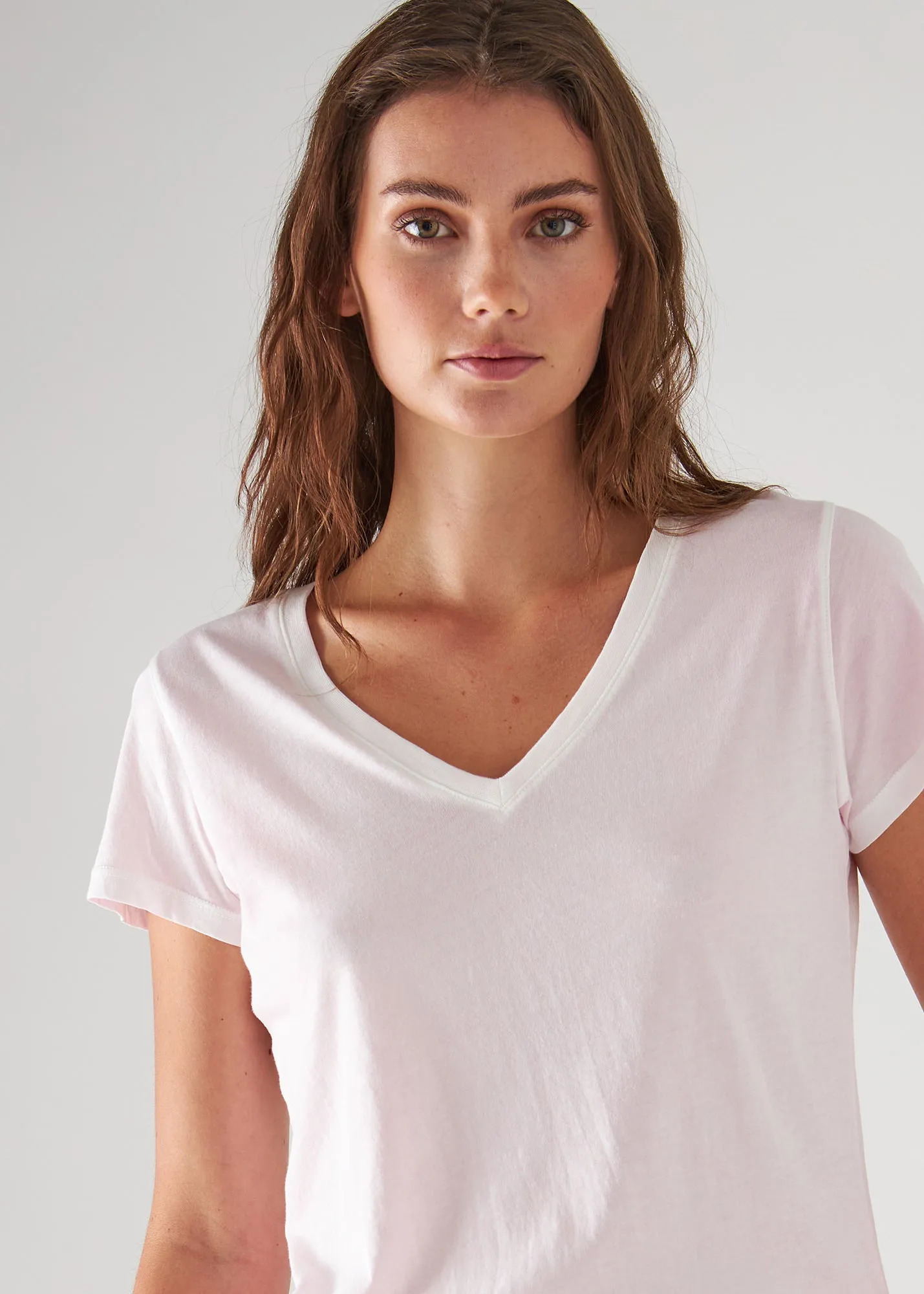 REVERSE SPRAY LIGHTWEIGHT PIMA COTTON V-NECK T-SHIRT