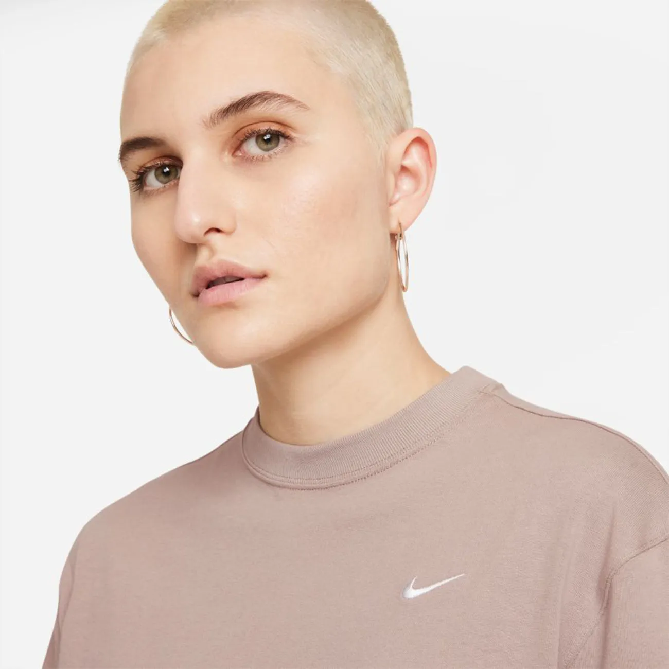 W NRG SOLOSWOOSH TEE MALT WHITE